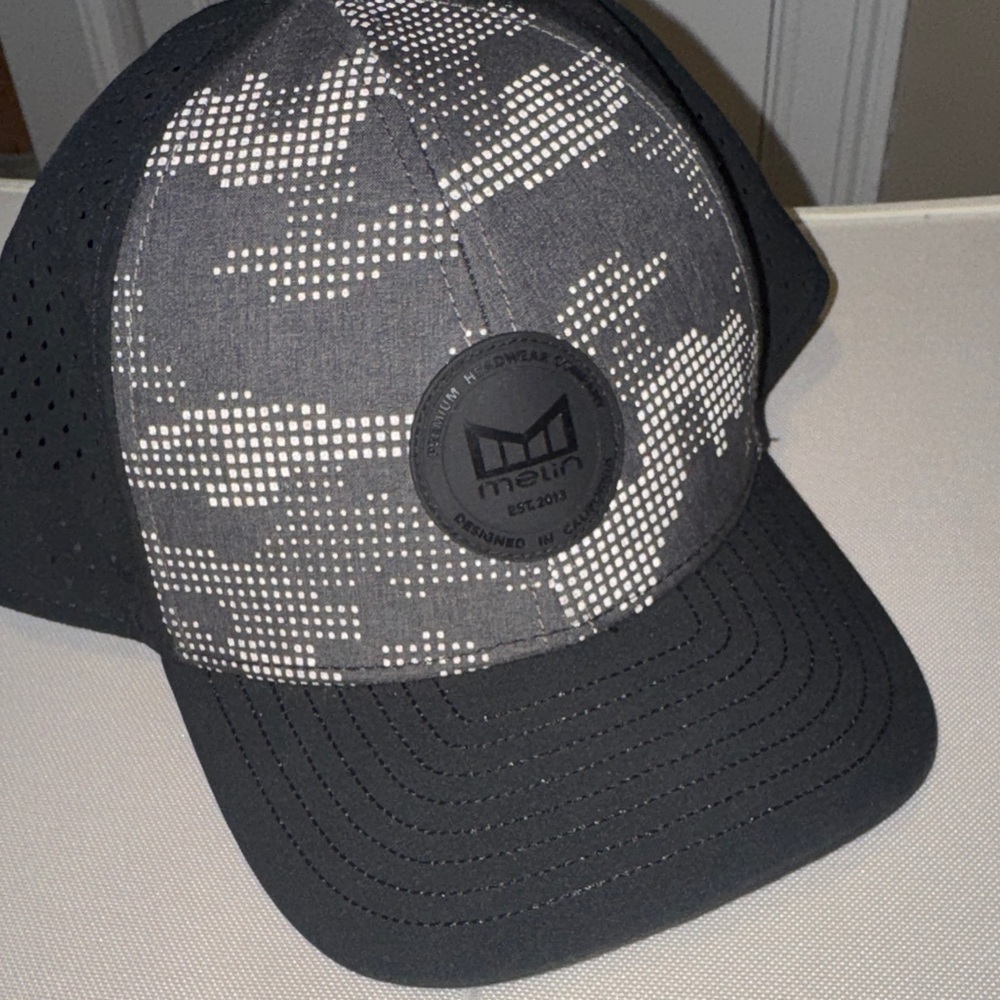 NWOT Melin black camo cap